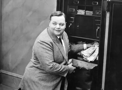 ▲百年前好萊塢紅牌諧星羅斯柯阿爾巴可（如圖），因為舉辦派對竟造成小配角女星暴斃，形象大壞，事業一落千丈，到生命結束時還沒辦法再度翻紅。（圖／摘自IMDb）