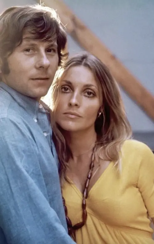 ▲羅曼波蘭斯基（左）遭到愛妻莎朗蒂（右）與腹中孩子遭到謀害的悲劇，性格大變，日後竟成了被控性侵13歲少女的嫌犯，還逃到法國定居。（圖／摘自IMDb）