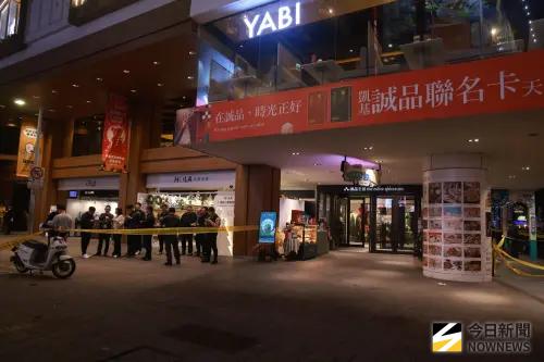 ▲北捷隨機傷人案，捷運中山站商圈周邊事後現場。(圖/記者葉政勳攝)