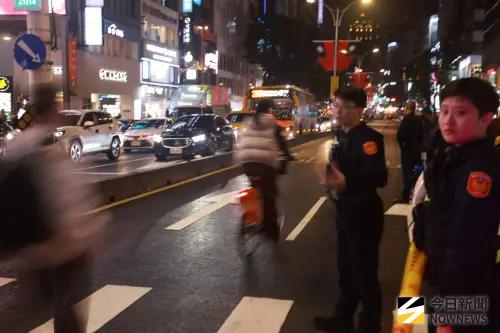 ▲北捷隨機傷人案，捷運中山站商圈周邊事後現場。(圖/記者葉政勳攝)