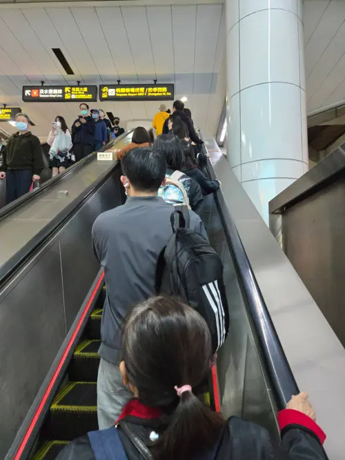 ▲台北車站、東區商圈因位處交通匯集處，晚間傳出北捷隨機砍人案後，人潮依舊壅擠。（圖／記者黃建霖攝）