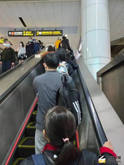 ▲台北車站、東區商圈因位處交通匯集處，晚間傳出北捷隨機砍人案後，人潮依舊壅擠。（圖／記者黃建霖攝）