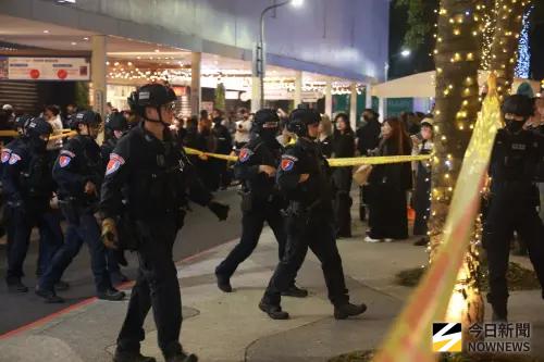 ▲北捷與中山商圈發生攻擊事件，震驚社會各界，捷運中山站周邊昨晚已有北市特勤隊巡邏。(圖/記者葉政勳攝)