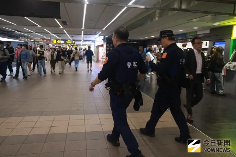 ▲北捷隨機傷人案，捷運中山站北市特勤隊巡邏。（圖／記者葉政勳攝）