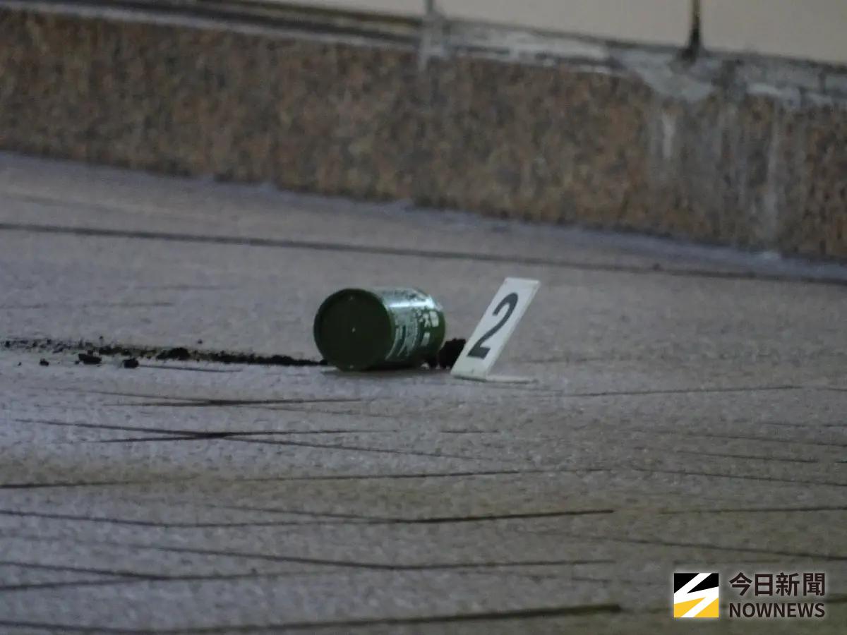 ▲北捷隨機砍人嫌犯，疑使用外型仿造M18煙霧彈的發煙器。（圖／記者呂炯昌攝）