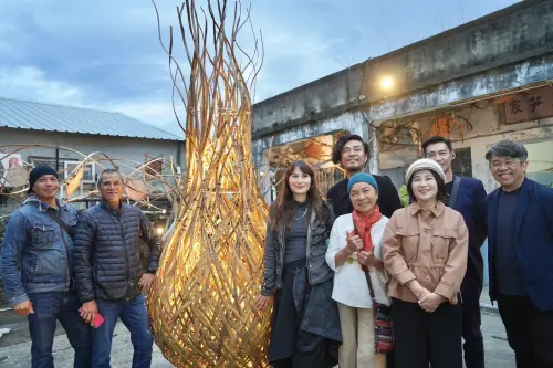 ▲透過纖維藝術、鋼雕、竹構與編織等形式，形塑沙灘、港灣與村落三大展區。（圖／屏東縣府提供）