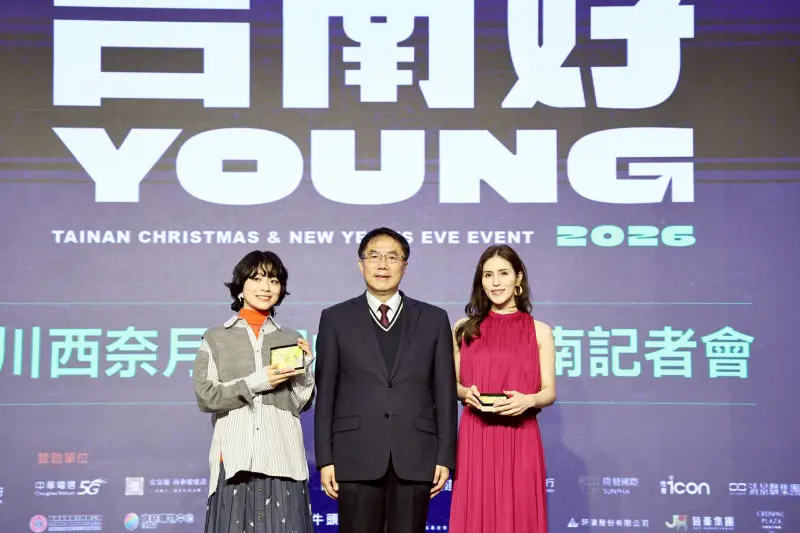 ▲ 明日即將在「2026台南好young」首場耶誕搖滾演唱會演出的日本歌手川西奈月、宮崎薰，台南市長黃偉哲邀請藝人品嚐台南在地農特產品與當季水果，展現城市的熱情與待客之道。（圖／南市府提供）