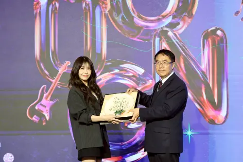 ▲ 有標誌性「月亮笑眼」的影視歌三棲女神鄭恩地表示，很高興且很榮幸能夠來到台南與大家見面，特別表示對台南所有事物都很有興趣，期待歌迷們多多推薦美食讓她去嘗試。（圖／南市府提供）