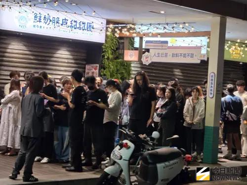 ▲大批工作人員就等在店面外，直到現場情況得到控制後才陸續進入收拾東西。（圖／記者黃建霖攝）