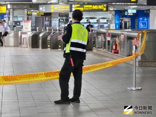 ▲在隨機砍人事件發生之後，捷運中山站和台北車站有許多警力進入。（圖／記者黃建霖攝）
