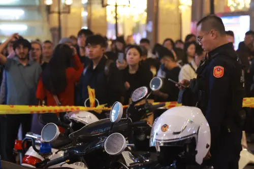 ▲成功往外跑後，立刻找管理人員，並馬上大叫通知眾人裡面有問題、不要再靠近。（圖／記者葉政勳攝）