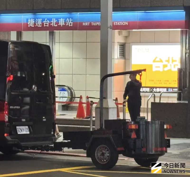 ▲北捷遭丟煙霧彈,刑事局出動防爆炸車警戒。(圖/記者呂炯昌攝)