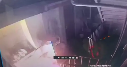 ▲27歲張姓男子19日在北捷北車、中山站隨機攻擊，犯案前還返回租屋處縱火。（圖／翻攝畫面）