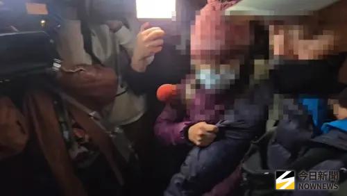 ▲張嫌父母晚間現身派出所配合調查，兩人戴帽、口罩全身包緊現身，面對媒體多次提問均未回應，神情凝重，在警方陪同下迅速搭車離開，全程保持低調（圖／翻攝畫面）