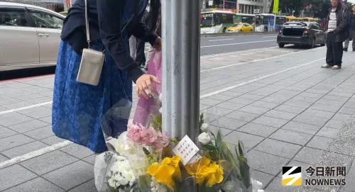 ▲ 台北車站與中山商圈恐怖攻擊釀4死11傷，震驚全台。20日民眾前往誠品南西店一樓獻上花束與卡片，悼念逝者、祝福傷者，並表達不捨與憤怒。（圖／記者林亞歷攝）