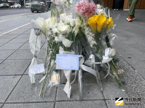 ▲ 台北車站與中山商圈隨機攻擊釀4死11傷，震驚全台。20日民眾前往誠品南西店一樓獻上花束與卡片，悼念逝者、祝福傷者，並表達不捨與憤怒。（圖／記者林亞歷攝）