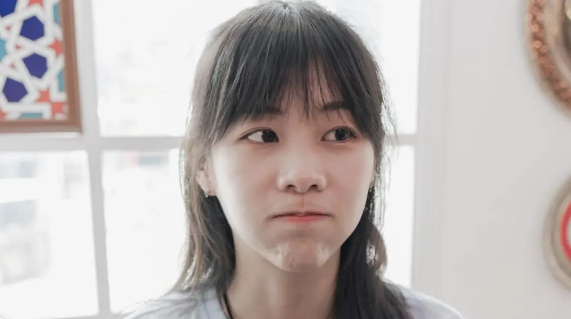 ▲68萬訂閱的大胃王YouTuber「路路LULU」自曝學生時期往事，慘痛遭詐騙數十萬，當時窮到蹲在廚餘桶旁撿食剩飯，「一夕之間什麼都沒有了。」（圖／翻攝自路路LULU IG）