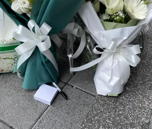 ▲ 19日晚間北車、中山的攻擊事件，造成多起傷亡，20日一早，不少民眾來南西誠品獻花哀悼，還有人留下空白紙條、麥克筆，讓人致哀。（圖／記者林亞歷攝）