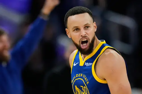 ▲勇士球星柯瑞（Stephen Curry）遭鳳凰城太陽防守悍將布魯克斯（Dillon Brooks）惡意攻擊，引發球迷強烈撻伐。（圖／美聯社／達志影像）