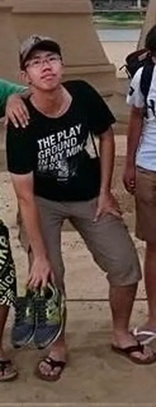 ▲台北市19日發生隨機砍人事件，兇嫌張文在北車及誠品南西持刀行兇，釀4死11傷後墜樓身亡，其正面照曝光，斯文外型與冷血犯行形成強烈對比。（圖／翻攝畫面）