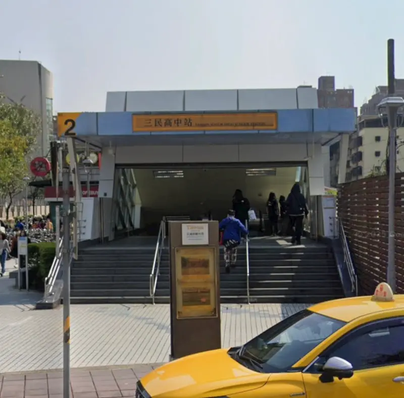 快訊／北捷又有狀況！男三民高中站喊「我有槍」　警遭搶警棍濺血