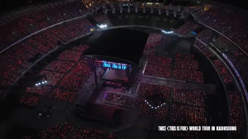 ▲TWICE空拍機重現高雄2天11萬人燈海。（圖／翻攝自TWICE YouTube）