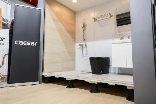 ▲1990 年代台灣傳產紛紛西進中國時，只有蕭俊祥選擇到越南。圖為凱撒近年力推的UB整體衛浴。（圖／記者陳明安攝）