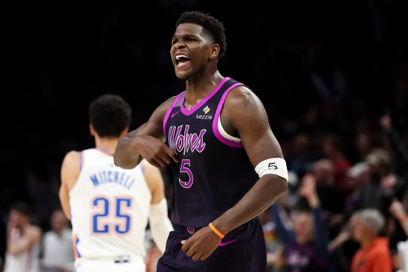 ▲NBA灰狼一哥愛德華茲（Anthony Edwards）決勝關頭的後撤步三分，助隊上演大逆轉，終場112：107擊敗雷霆，讓後者吞下單周第2敗，愛德華茲的霸氣表現，也被ESPN封為「弒神一擊」。（圖／美聯社／達志影像）