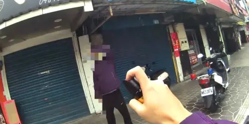 ▲ 蘆洲警方20早在三民高中捷運站外，查獲邱姓男子高喊「我有槍」恐嚇公眾，盤查時情緒失控作勢攻擊員警，造成警員受傷，（圖／翻攝畫面）