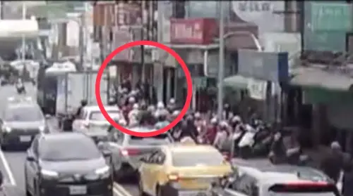 ▲ 蘆洲警方20早在三民高中捷運站外，查獲邱姓男子高喊「我有槍」恐嚇公眾，盤查時情緒失控作勢攻擊員警，造成警員受傷，（圖／翻攝畫面）