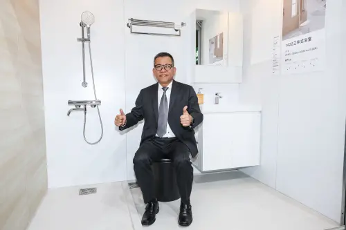 ▲凱灑衛浴（Caesar）是台灣品牌，今年12月剛滿40歲。創辦人兼董事長蕭俊祥笑說，他有數百張坐馬桶照片。（圖／記者陳明安攝）