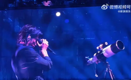 ▲言承旭演唱會拿出流星項鍊！哽咽悼大S　致敬《流星花園》名場面（圖／微博＠新浪娛樂）