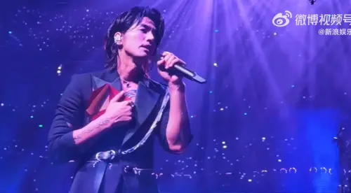 ▲言承旭演唱會拿出流星項鍊！哽咽悼大S　致敬《流星花園》名場面（圖／微博＠新浪娛樂）