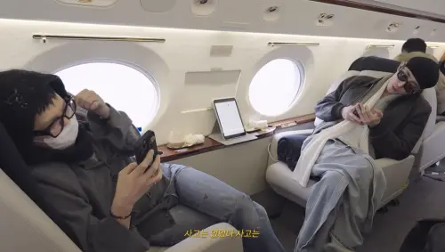 ▲GD（左）因演出不如自己預期感到自責，好友李洙赫（右）一旁安慰。（圖／YouTube@xxxibgdrgn）