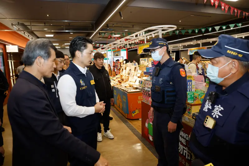    ▲台北市長蔣萬安市長前往捷運中山站、中山地下街與雙連站視察維安警力佈署。（圖／北市府提供）  