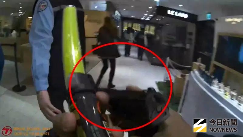 從路口衝進商場！勇交警拔槍追張文畫面曝光　民眾驚喊：有人流血