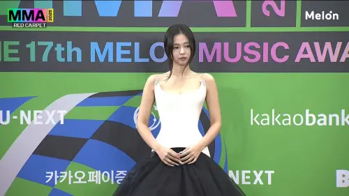 MMA最尷尬紅毯！JENNIE還沒走、前男友KAI秒現身　主持急跳過訪問
