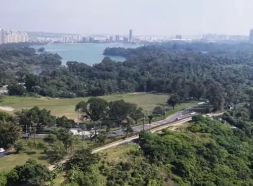 ▲ 高雄果嶺自然公園，園區占地70公頃，保留2,658棵樹木，記錄到保育類鳳頭蒼鷹和黃鸝，園內規劃7.2公里步道系統，多處水體提供滯洪功能，採用低干預設計讓自然演替，是真正的生態公園。（圖／高市府提供）