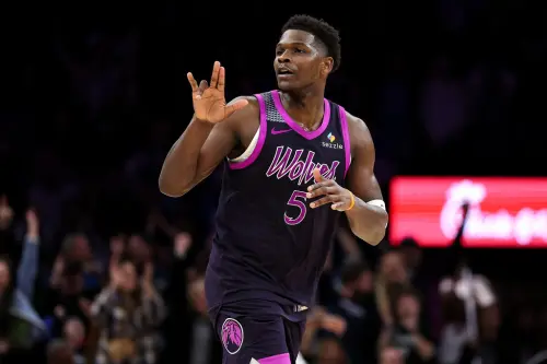 NBA／愛德華茲「弒神一擊」有多狂？球迷驚呼：他4秒內狂做7動作
