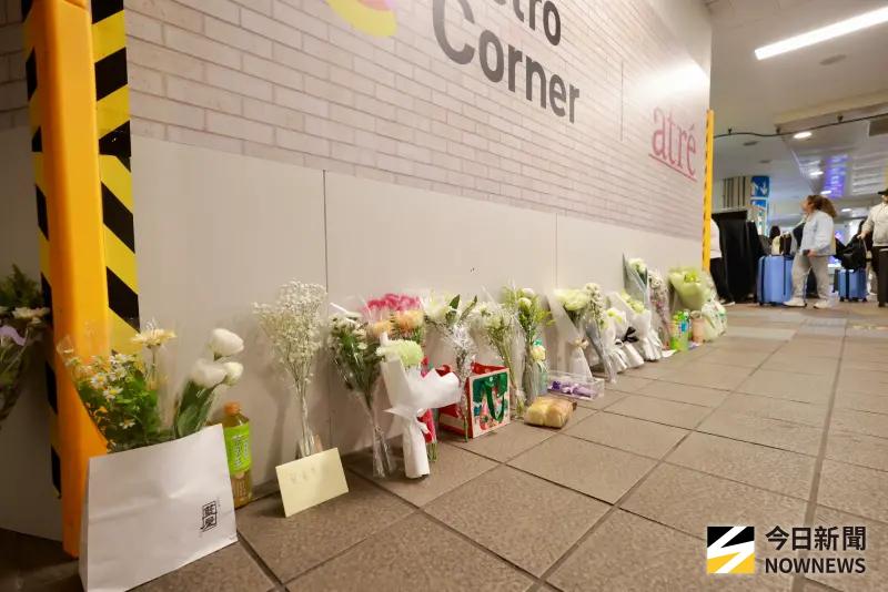 ▲為表達對罹難者的追思與悼念，臺鐵公司宣布，臺北車站大廳聖誕樹將自即（20）日起熄燈三天。圖為民眾自發前往獻花悼念死者，並祝福傷者早日康復。（圖／攝影中心）