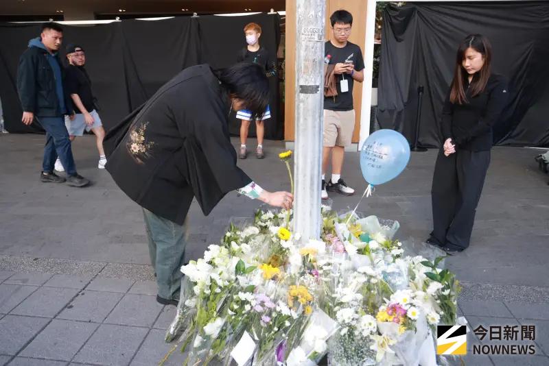 ▲男子張文19日在捷運台北車站及中山商圈隨機攻擊，造成4人死亡、11人受傷，案發後有民眾自發前往獻花悼念死者，並祝福傷者早日康復。（圖／攝影中心）