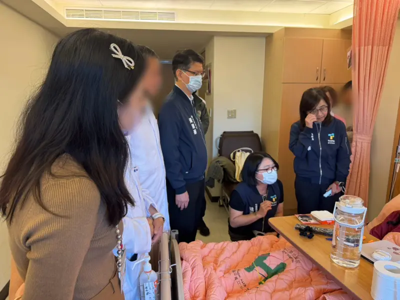 ▲北捷台北車站、中山站爆發隨機攻擊事件,副市長林奕華(右)前往醫院探視傷者與罹難者家屬。(圖/北市府提供)