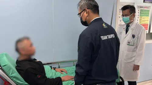 ▲北捷台北車站、中山站爆發隨機攻擊事件，副市長張溫德前往醫院探視傷者。（圖／北市府提供）