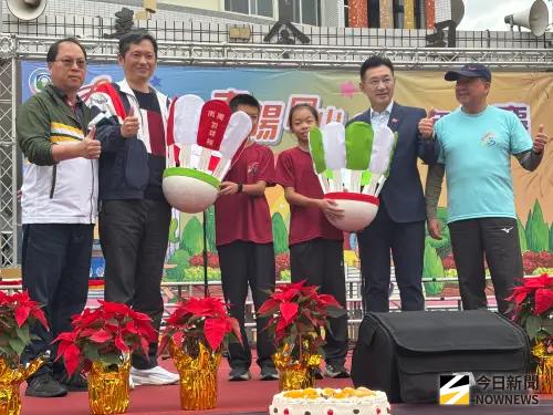 南陽國小80校慶 江啟臣牽線運彩公會送大禮羽球7200顆
