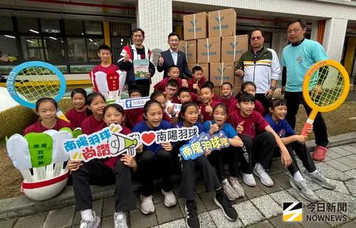 ▲南陽國小80校慶，台灣運彩公會理事長何昱奇送大禮羽球7200顆，期待學校培育出更多李洋與戴資穎。（圖／記者金武鳳攝，2025.12.20)