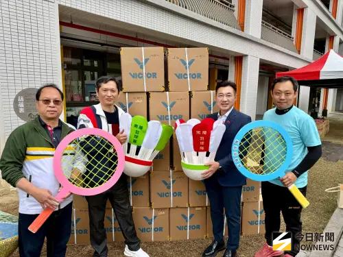 ▲南陽國小發展羽球運動有成，只是訓練消耗量大，台灣運彩公會何昱奇在江啟臣牽線下，慨贈羽球20箱，校長樂得直說是及時雨。（圖／記者金武鳳攝，2025.12.20)