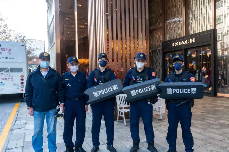 ▲新竹市警察局全面強化百貨與購物中心人潮聚集處維安。(圖/新竹市福政府提供)