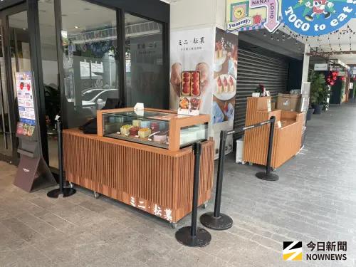 ▲隨機砍人事件後，誠品南西店20日停業一天，正門拉下鐵門全面關閉，部分櫃位未及遮蓋，顯示事發突發、現場處理倉促。（圖／記者林亞歷攝）