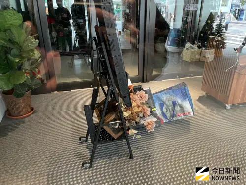 ▲隨機砍人事件後，誠品南西店20日停業一天，正門拉下鐵門全面關閉，部分櫃位未及遮蓋，顯示事發突發、現場處理倉促。（圖／記者林亞歷攝）