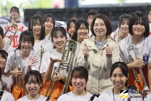 ▲縣長周春米與日方團隊合影留念，象徵台日文化交流情誼。（圖／記者莊全成攝，2025.12.20）